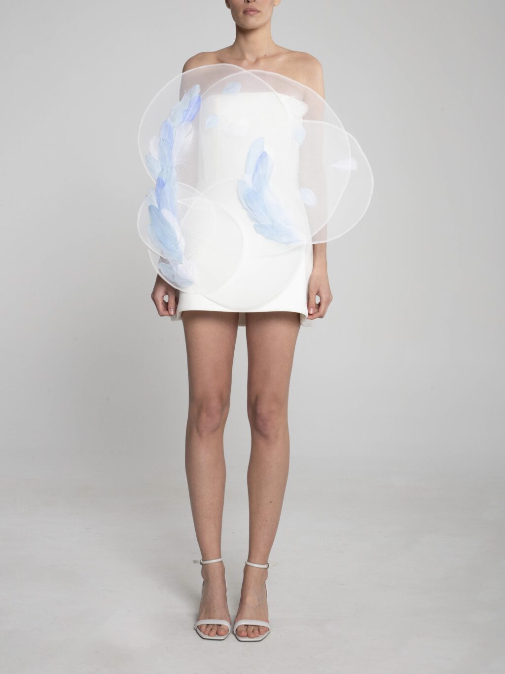 Infinity short dress with blue feathers details